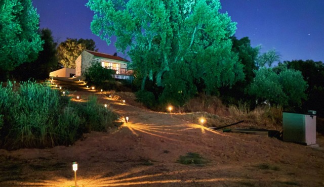 Retreat in Beira Interior, private outdoor jacuzzi, AC and breakfast!