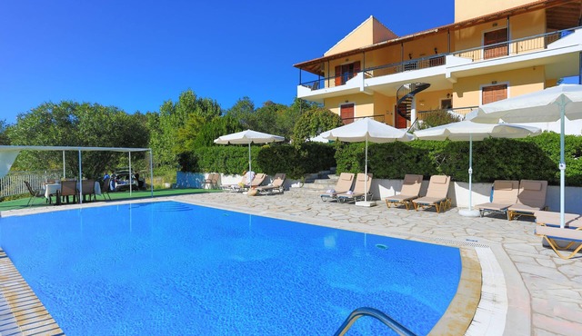 Revonated Cochelli Upper: Large pool, A/C, WiFi, Near beach, Views