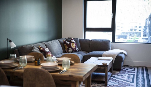 Revy Rendezvous - Top Floor Condo with Hot Tub