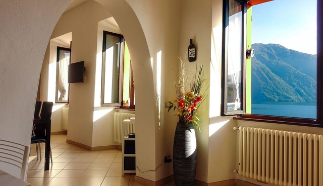 Rita's Window: one bedroom apartment Lake view and 20 meters from lake access.