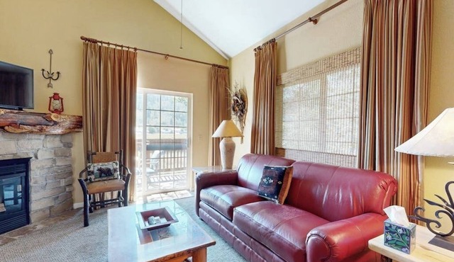 Riverfront gem with loft & stunning water views, near skiing