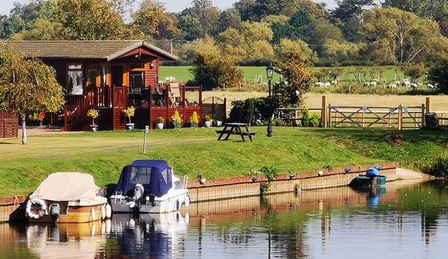 Riverside Wooden Lodge with amazing views of the River Avon, Stratford-upon-Avon