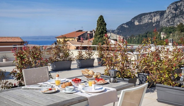 ROCCA TERRACE - only 100 meters from the lake