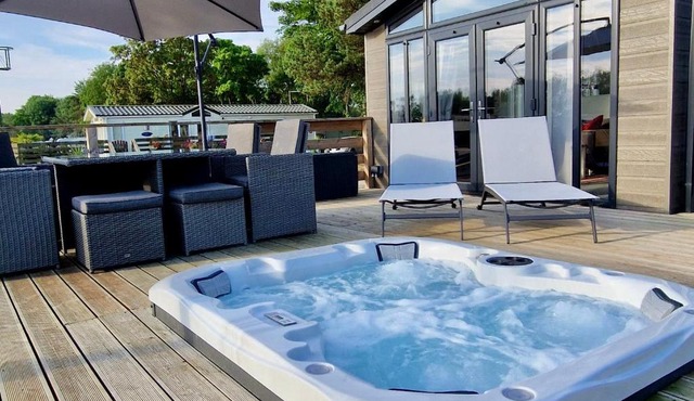 Rolo's Lakeside Lodge With Hot Tub & Hi-Speed Wifi