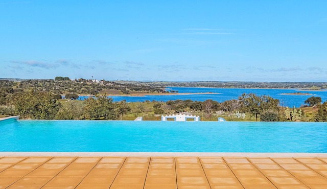 Room 'Águia' with Shared Pool, Wi-Fi and Air Conditioning