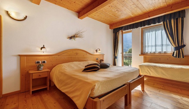 Room 'Camera Tripla N 2' with Mountain View, Shared Garden and Wi-Fi