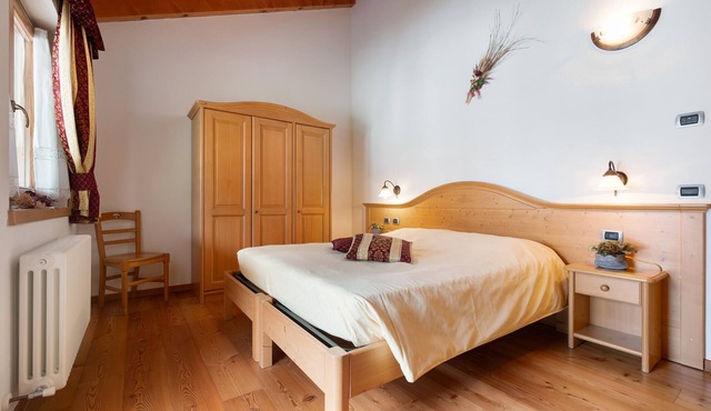 Room 'Camera Tripla N 5' with Mountain View, Shared Garden and Wi-Fi