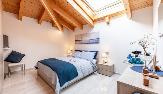 Room 'Elena' with shared pool, Wi-Fi and air conditioning