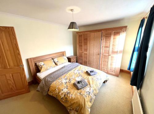 Room in a victorian home close to London trains and silverstone