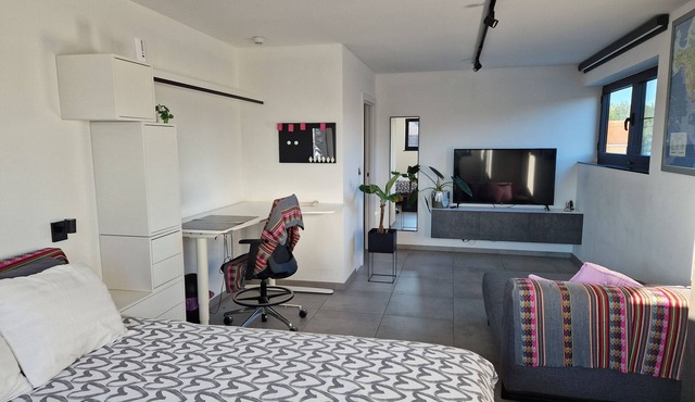 Room with private bathroom, garden and modern amenities in a beautiful area.