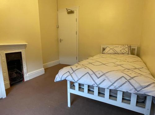 Rooms In A Victorian Comfortable 4-bedroom house in Milton Keynes Rooms Not En-suites