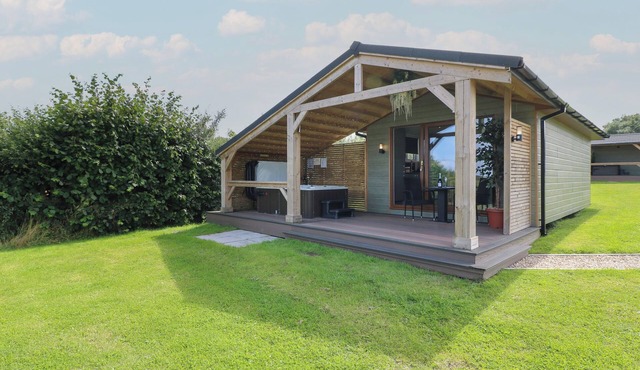 ROWAN, romantic, luxury holiday cottage, with hot tub in Donisthorpe