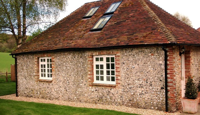 Rubens Barn with tennis court in South Downs National Park, near Chichester
