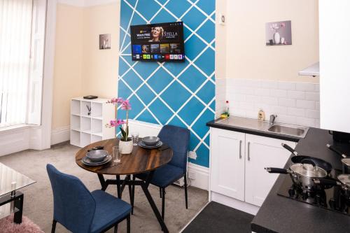 Rugby 1-BR Apt, Parking, City Centre, Sleeps 3