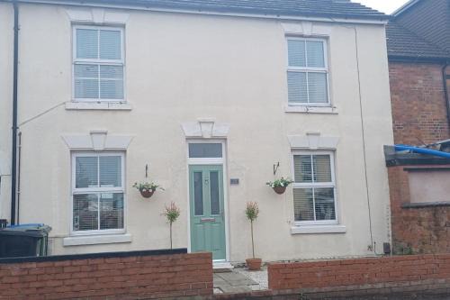 Rugby town centre house close to train station, rugby school and benn hall