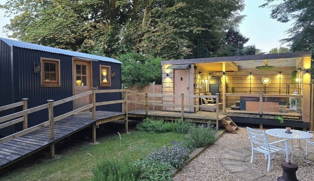 Rustic 1BD Hut Retreat with Hot Tub and Countryside