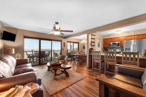 Rustic-Luxe Lakeview Condo near Silver Dollar City