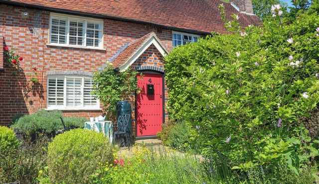 SANDROCK SPRINGS, pet friendly, character holiday cottage in Petworth