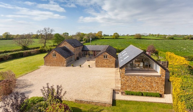 Scotland End Barn Luxury 5 Bedroom Cotswolds Home, walk to pubs, idyllic village