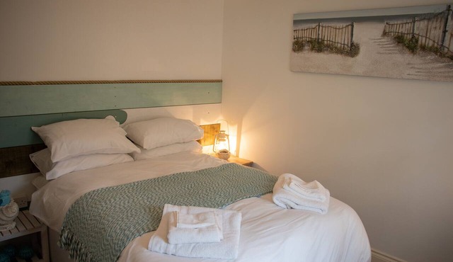 Seashells a charming ground‑floor 1‑bedroom apartment, own entrance, parking