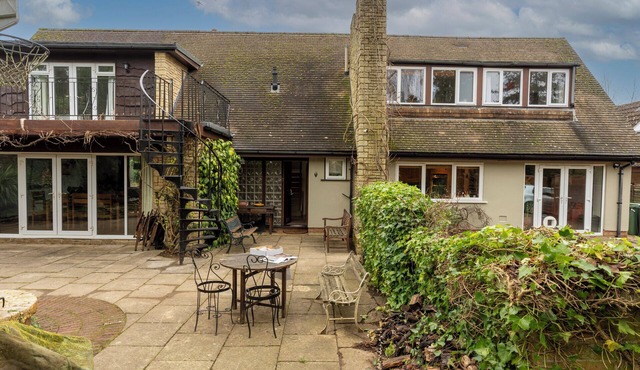 Secluded large family home near Oxford, private parking/patio/garden.