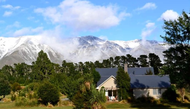 Secluded Romantic Getaway with Mountain Views in Canterbury, New Zealand