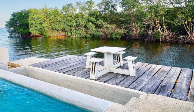 See Belize POOLSIDE ECONOMY SeaView ROOM