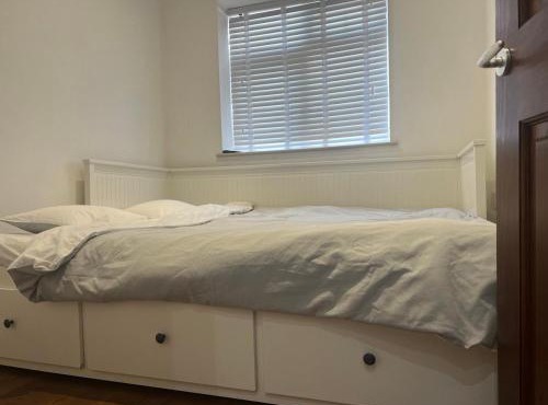 Self contain studio with room, double bed, kitchen