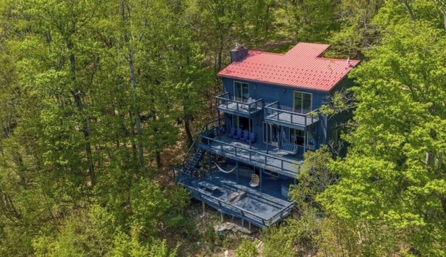 Serene 4-bedroom chalet in charming Catskills awaits you- amazing Mountain Views
