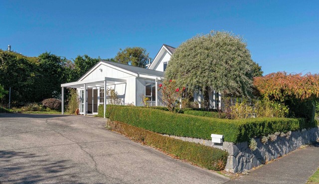 Serenity Cottage - Taupo Holiday Home