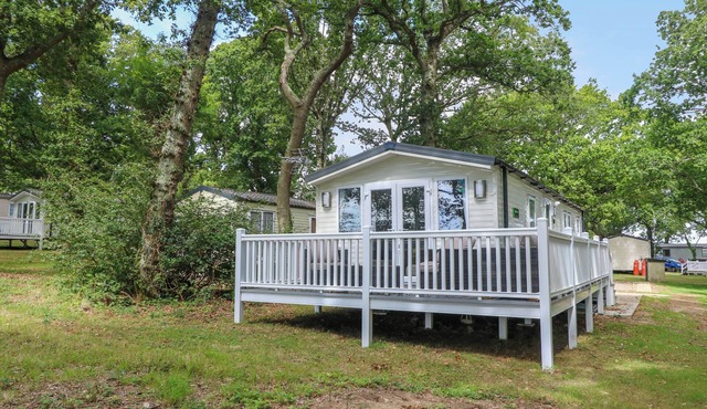 SERENITY, pet friendly, country holiday cottage, with pool in Cowes