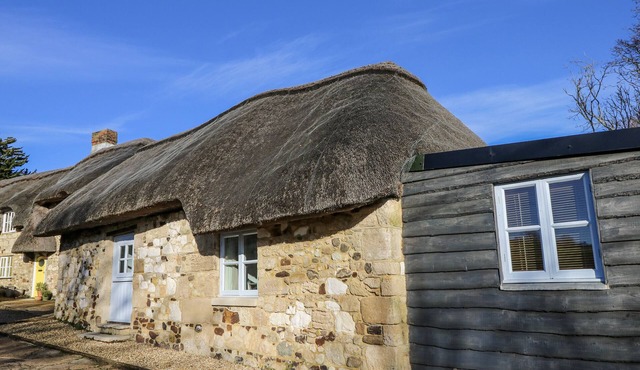 SHEEPWASH BARN, pet friendly, with a garden in Freshwater