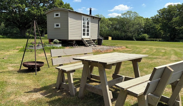SHEPHERDS HUT 2, pet friendly, with open fire in Northchapel
