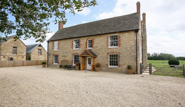 SHIFFORD MANOR FARM, pet friendly in Bampton, Oxfordshire