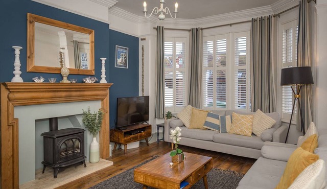 Shipside - spacious, stylish patio garden apartment in Meads village area