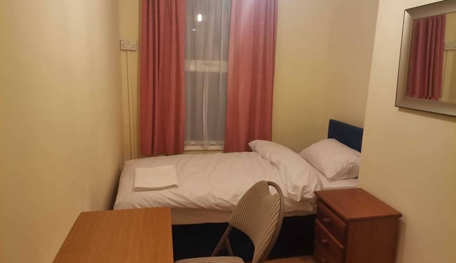 Single bedroom near London Seven Kings Train Station