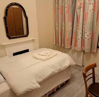 Single Room- Goodmays Train station- London