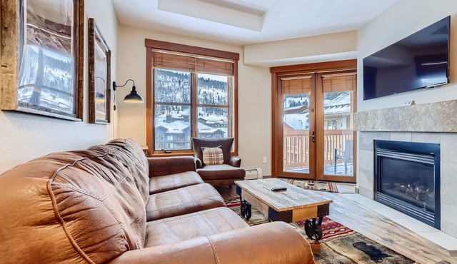 Ski-in/out Center Village Penthouse w/HotTub 5 Queen Beds
