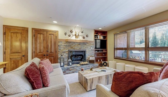 Ski-in/out condo w/mountain view, fireplace, fast WiFi, W/D, shared pool/hot tub