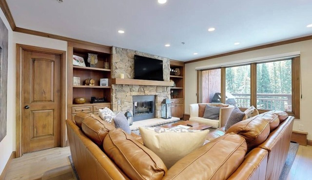 Ski-in/out condo w/mountain view, fireplace, fast WiFi, shared pool/hot tubs/WD