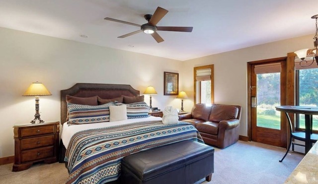 Ski-in/out lodge studio w/mountain view, fast WiFi & shared pool, hot tubs, W/D