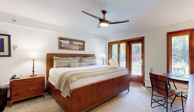 Ski-in/out, mountain view studio w/high-speed WiFi & shared pool, hot tubs, W/D