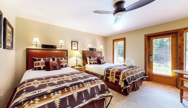 Ski-in/out, riverfront studio w/alpine view, fast WiFi, shared pool/hot tubs/WD