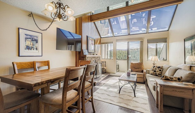Ski In/Ski Out 2BR Condo, Dog Friendly, Hot Tubs at Beaver Run