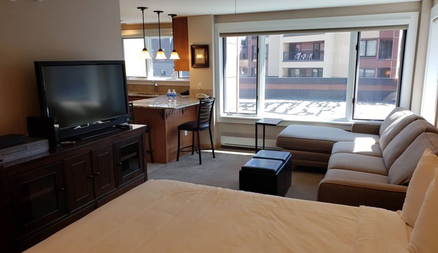 Ski-in/Ski-out Condo, Peak 9 Inn, Village at Breck, King bed, Pool/Hot Tubs!