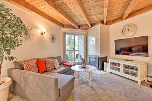 Ski Shuttle & Pool: Modern Silverthorne Condo!