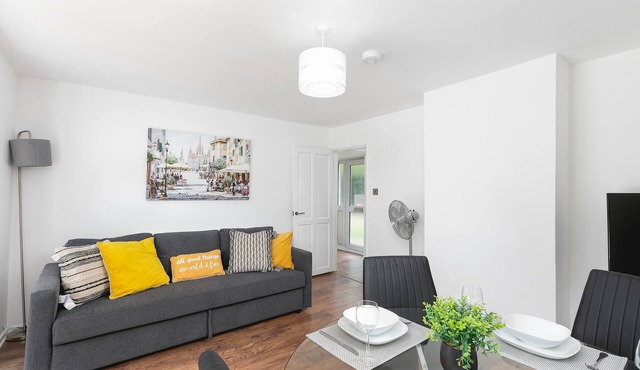 Skyvillion - Lush 2 Bed Hydean Way House & Garden