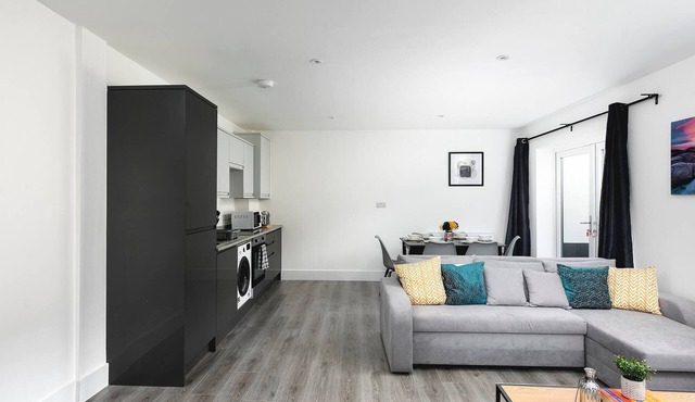 Skyvillion vineyard Court, Enfield, 2 bed, with garden