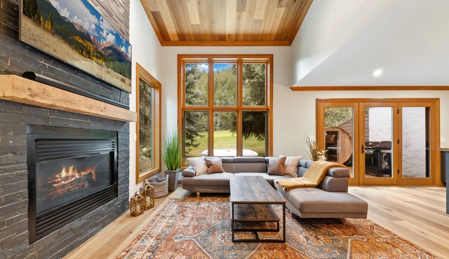 Sleeps 12 w/Hot-Tub & Sauna Right on the gold course!