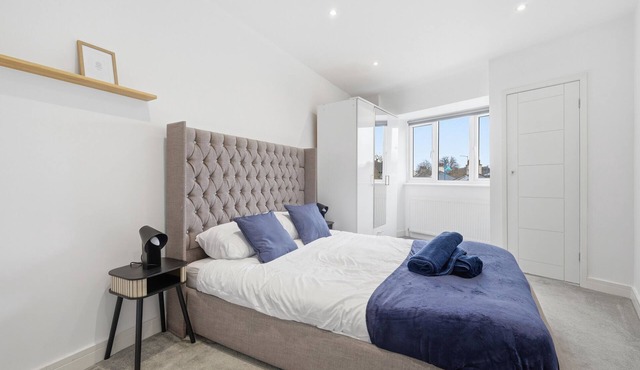 Sleeps 4 | Central | 16 Mins to London